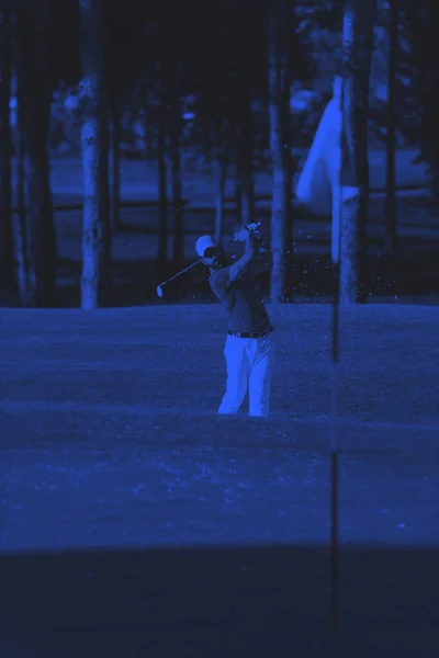 砂のバンカー ショットを打つプロのゴルファー — ストック写真