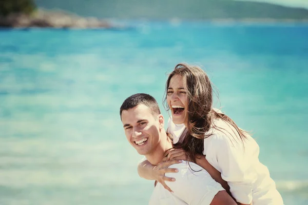 快乐的夫妻在海滩上玩得开心 — 图库照片