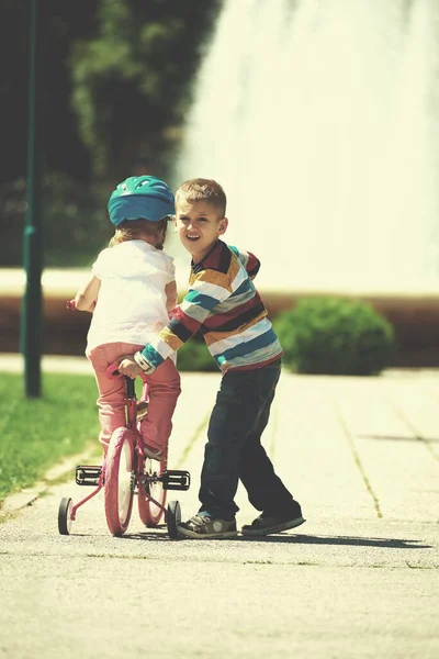 Garçon Fille Dans Parc Apprendre Faire Vélo — Photo