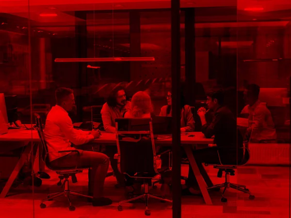 Startup Business Team Setkání Moderní Noční Kancelářské Budově — Stock fotografie