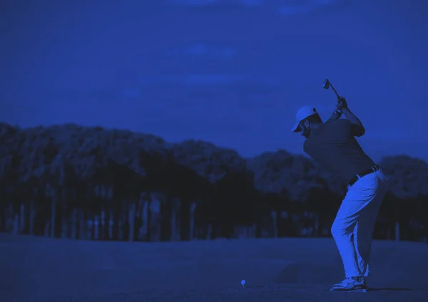 Jogador Golfe Bater Tiro Escuro — Fotografia de Stock