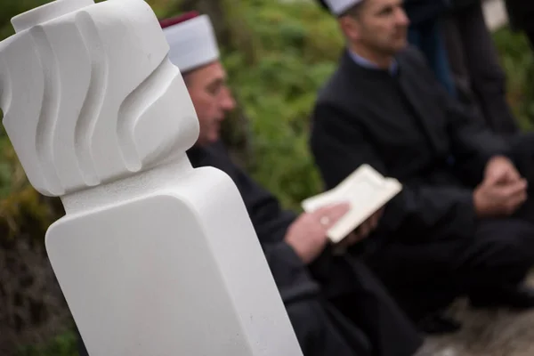 クルアーンの聖書はイスラム教の葬儀でイマームによって読まれ — ストック写真