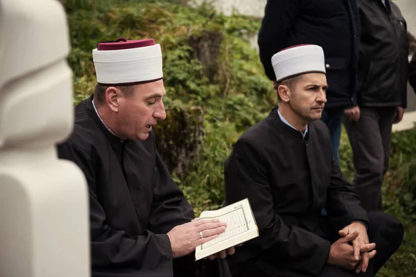 Quran Heiliges Buch Lesung Von Imam Über Islamische Beerdigung — Stockfoto