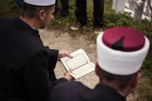 Koran Czytanie Świętej Księgi Przez Imama Islamskim Pogrzebie — Zdjęcie stockowe