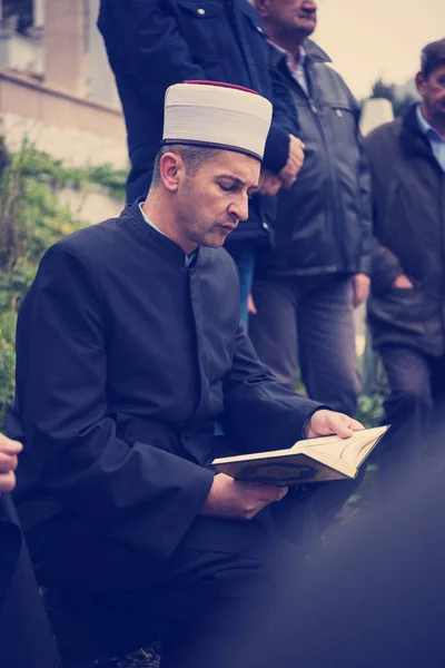 Quran Heiliges Buch Lesung Von Imam Über Islamische Beerdigung — Stockfoto