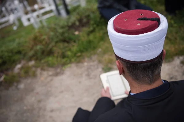 クルアーンの聖書はイスラム教の葬儀でイマームによって読まれ — ストック写真