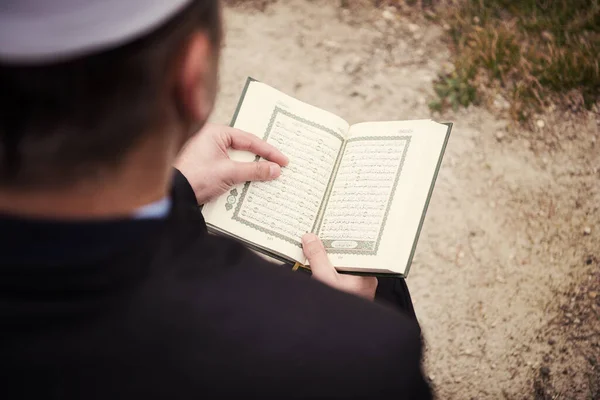 Quran Holy Book Reading Imam Islamic Funeral — Stock Photo, Image