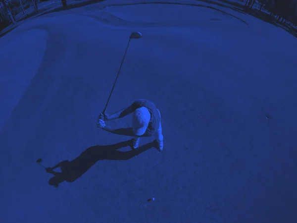 ショットを打つゴルフ プレーヤーのトップ ビュー — ストック写真
