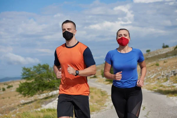 Pareja Corriendo Naturaleza Usando Máscara — Foto de Stock