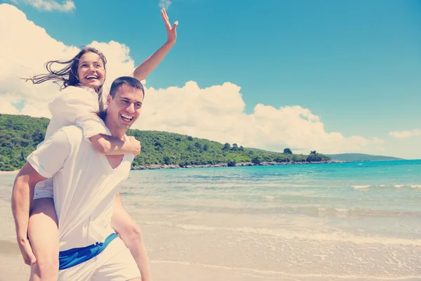 Счастливая Пара Веселится Пляже — стоковое фото