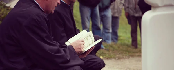 Libro Sagrado Quran Lectura Por Imán Funeral Islámico — Foto de Stock