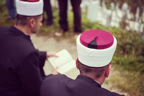 Libro Sagrado Quran Lectura Por Imán Funeral Islámico — Foto de Stock
