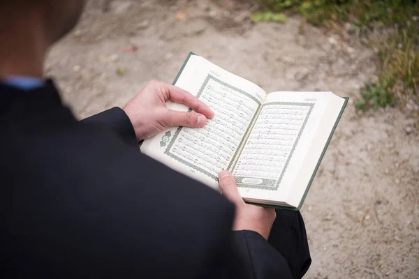 Libro Sagrado Quran Lectura Por Imán Funeral Islámico —  Fotos de Stock