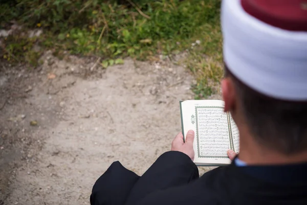 Corano Lettura Del Libro Sacro Imam Sui Funerali Islamici — Foto Stock