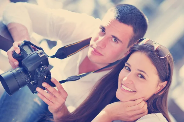 Couple Looking Photos Camera — Stock Photo, Image