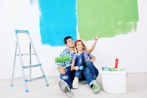 Gelukkig Jong Paar Ontspannen Het Schilderen Nieuw Huis — Stockfoto