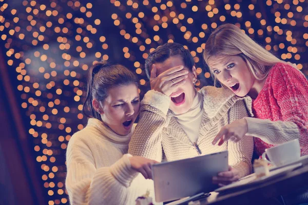 Grupo Meninas Felizes Olhando Para Tablet — Fotografia de Stock