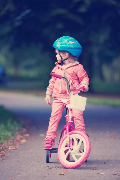 Menina Com Bicicleta — Fotografia de Stock