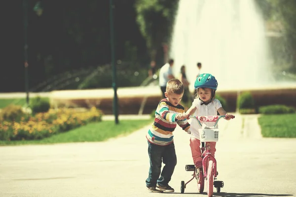 Chłopak Dziewczyna Parku Nauki Jazdy Rowerze — Zdjęcie stockowe