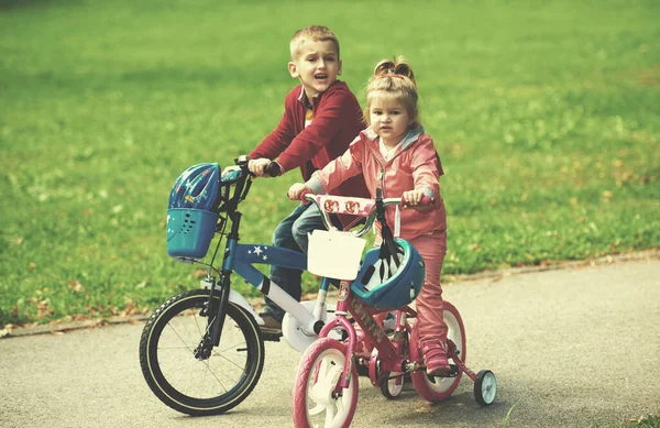 Menino Menina Com Bicicleta — Fotografia de Stock