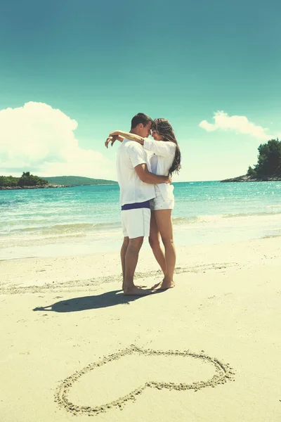 Romantyczna Zakochana Para Bawi Się Plaży Rysunkiem Serca Piasku — Zdjęcie stockowe