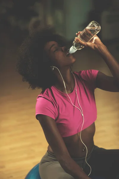 年轻黑人美国女人在健身房有普拉提锻炼休息 — 图库照片