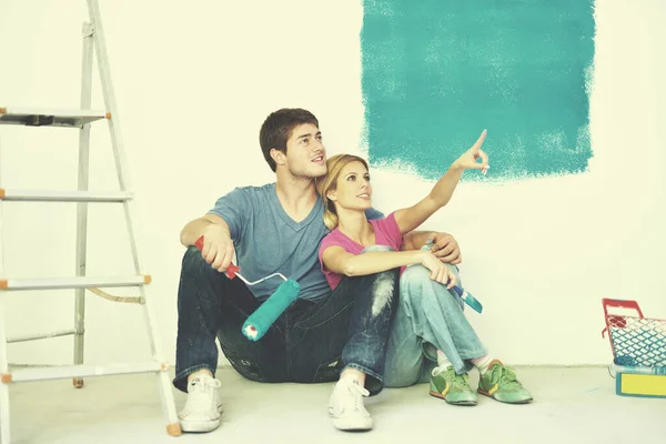 Gelukkig Jong Paar Ontspannen Het Schilderen Nieuw Huis — Stockfoto