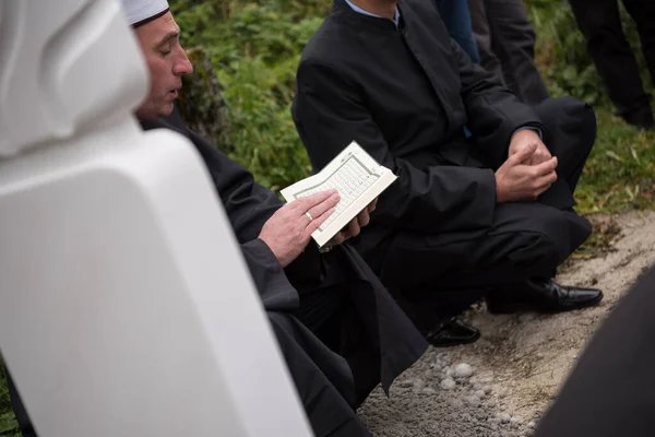 Koran Czytanie Świętej Księgi Przez Imama Islamskim Pogrzebie — Zdjęcie stockowe