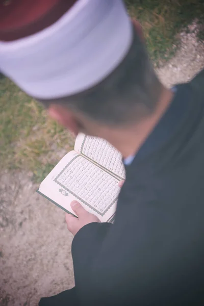 Святая Книга Курана Прочитанная Имамом Исламских Похоронах — стоковое фото