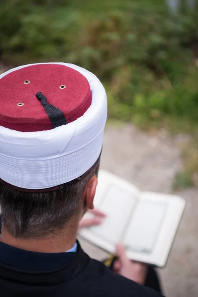 Quran Hellig Bok Som Leser Imam Islamsk Begravelse – stockfoto