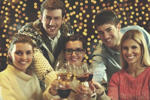 Grupa Szczęśliwych Młodych Ludzi Pije Wino Imprezie — Zdjęcie stockowe