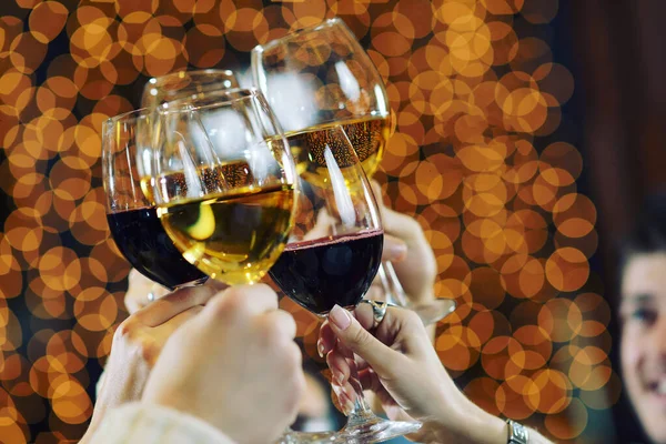 シャンパンとワインのガラスを保持している手 — ストック写真