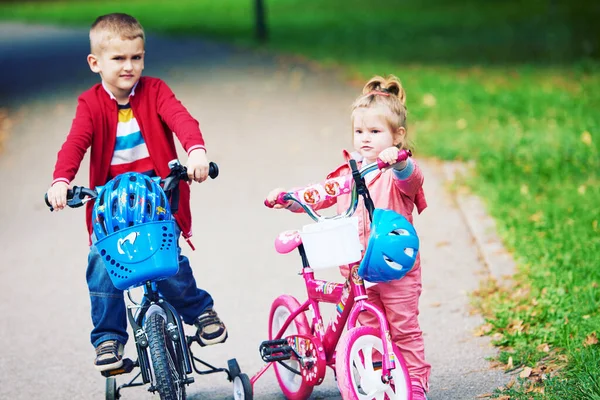 Junge Und Mädchen Mit Fahrrad — Stockfoto