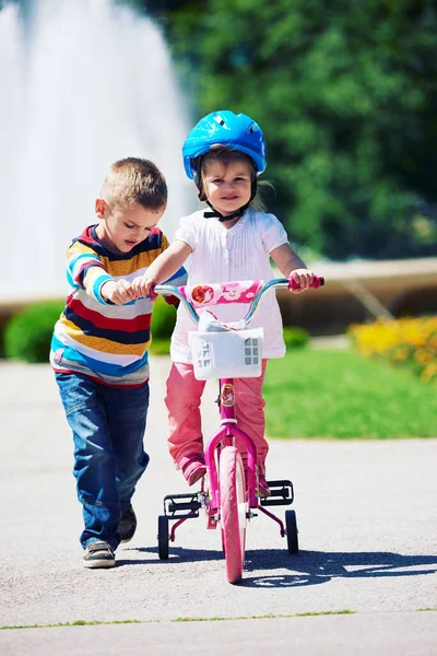 Menino Menina Parque Aprendendo Andar Bicicleta — Fotografia de Stock