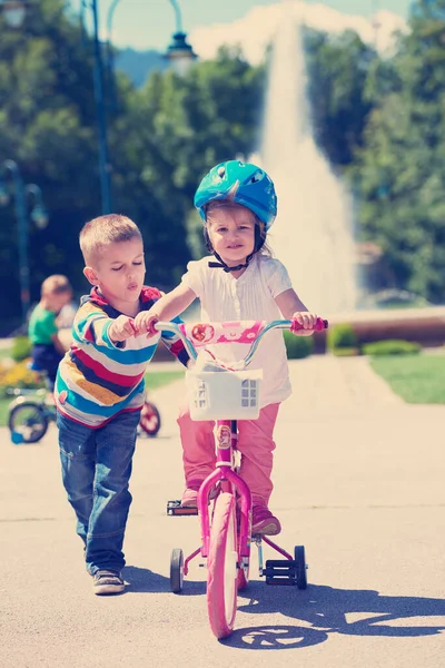 Menino Menina Parque Aprendendo Andar Bicicleta — Fotografia de Stock