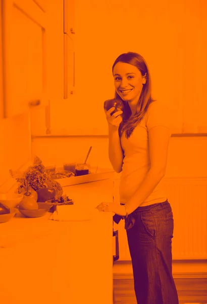 Gelukkig Jonge Vrouw Met Apple Keuken — Stockfoto