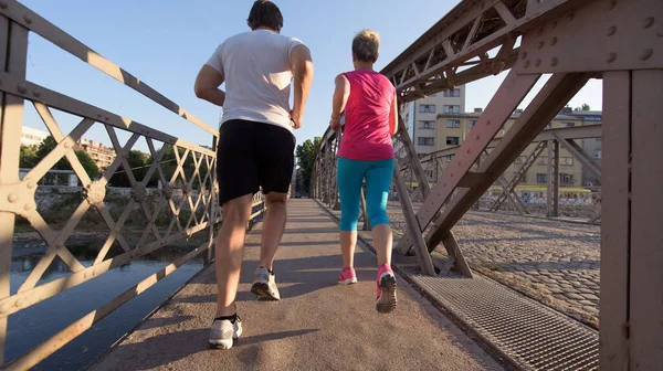 Couple Jogging Dans Ville — Photo