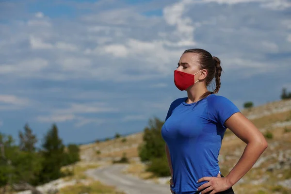 Kvinna Med Skyddsmask Avkopplande Efter Löpning — Stockfoto