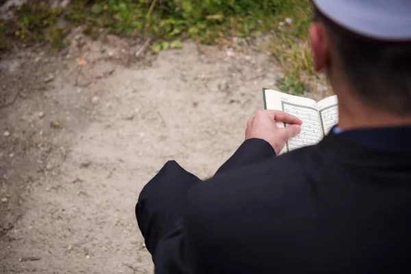 Святая Книга Курана Прочитанная Имамом Исламских Похоронах — стоковое фото