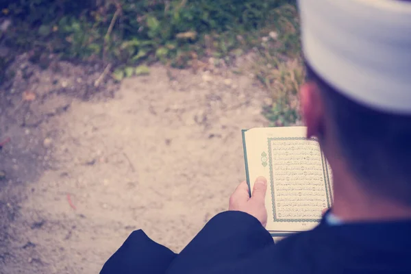 Libro Sagrado Quran Lectura Por Imán Funeral Islámico —  Fotos de Stock