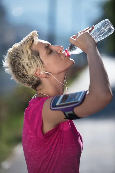 ジョギングの後に水を飲む女性 — ストック写真