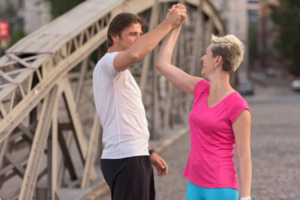 Çift tebrik eder ve bitirmekten mutlu olur.