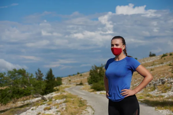 Γυναίκα Προστατευτική Μάσκα Χαλαρώνοντας Μετά Τρέξιμο — Φωτογραφία Αρχείου