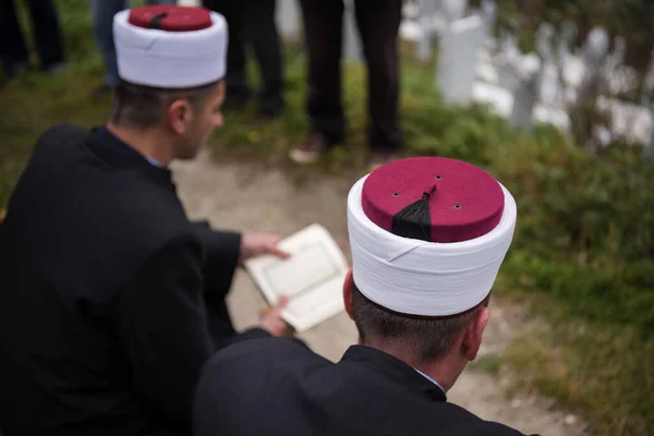 Lecture Livre Sacré Coran Par Imam Sur Les Funérailles Islamiques — Photo