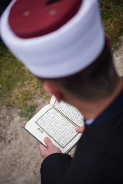 Lectura Del Libro Sagrado Quran Por Imán Funeral Islámico —  Fotos de Stock