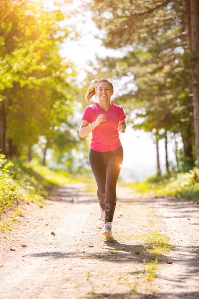 Žena Jogging Slunný Den Přírodě — Stock fotografie