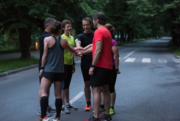 Runners Giving High Five Each Other — Stock Photo, Image