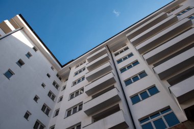 Güneşli bir günde, mavi gökyüzü olan modern bir apartman.
