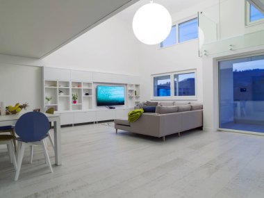 İki katlı bir apartmanın içinde.