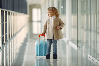 Havaalanında bavullu küçük bir kız.